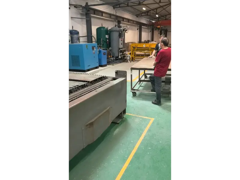 ¡Se completó la puesta en servicio del sistema de suministro de gas! Compresor de aire interno y generador de nitrógeno combinados con cabezal de corte láser RayTools: elevan la calidad de corte de láminas galvanizadas